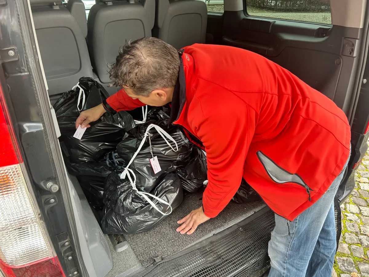 Roel Bagemann durchsucht die Säcke voller Räben